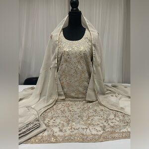 New arrivals  suit embroidery with stone work 
Size :44 
Condition brand new